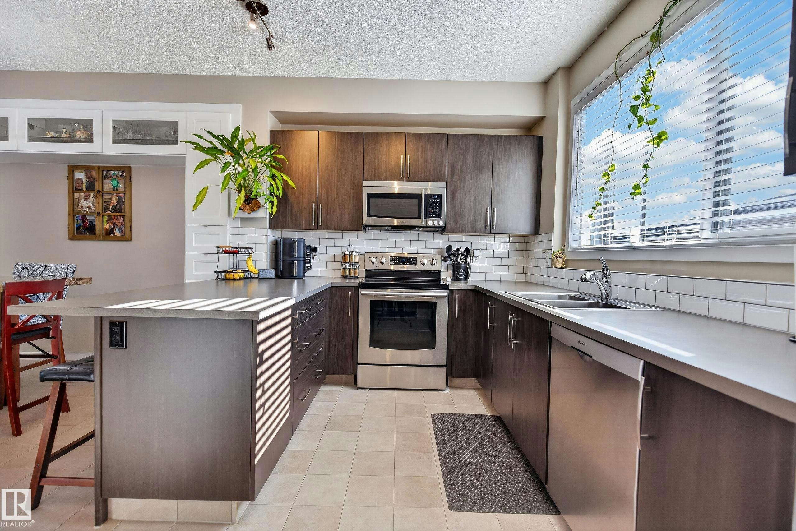 360 Charlesworth Drive, Edmonton, AB, T6X 2G5