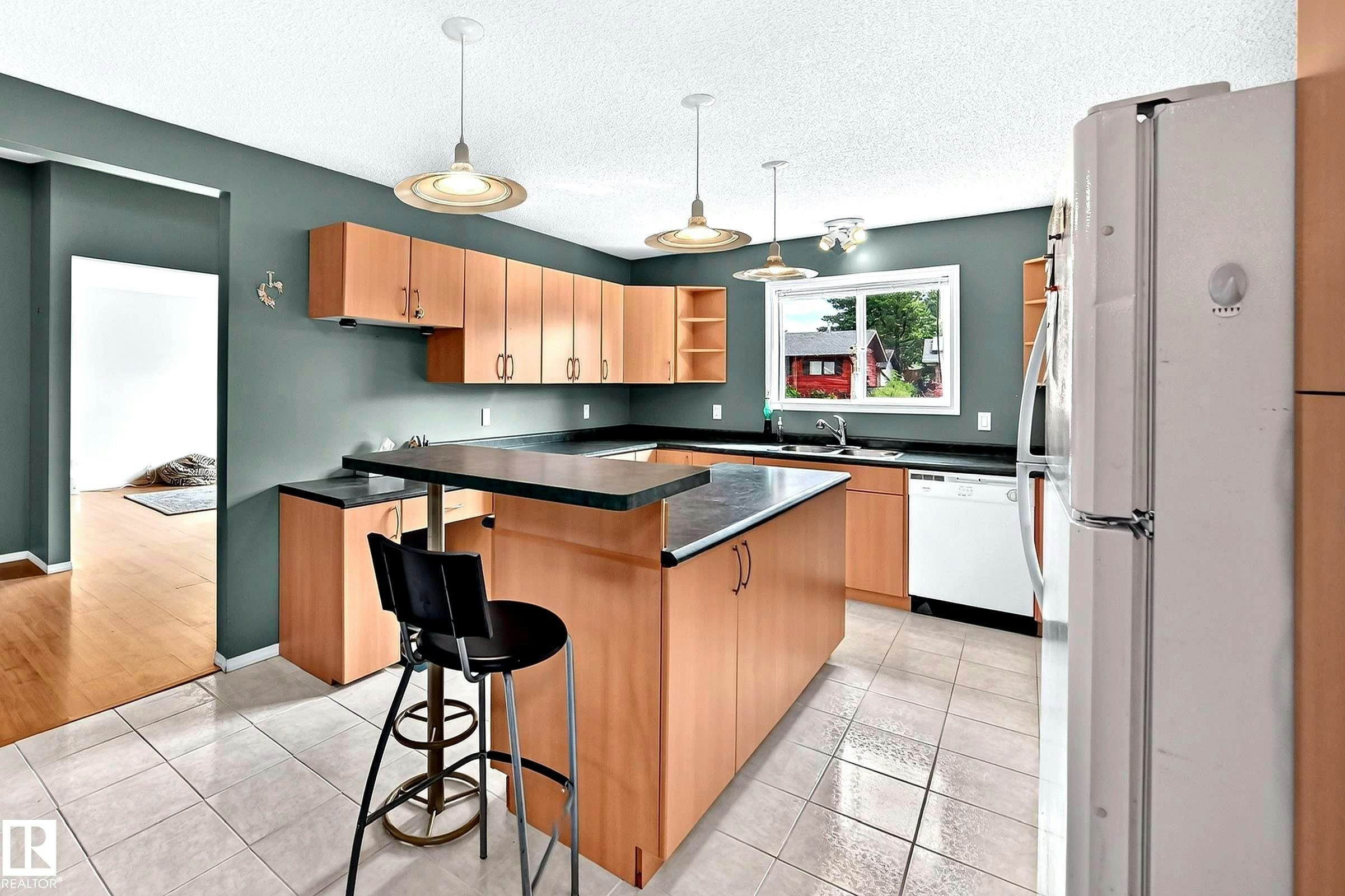 1116 39 Street NW - 2