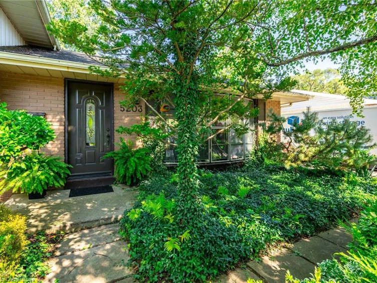 5203 Mulberry Drive, Burlington, ON, L7L 3P6 - 4