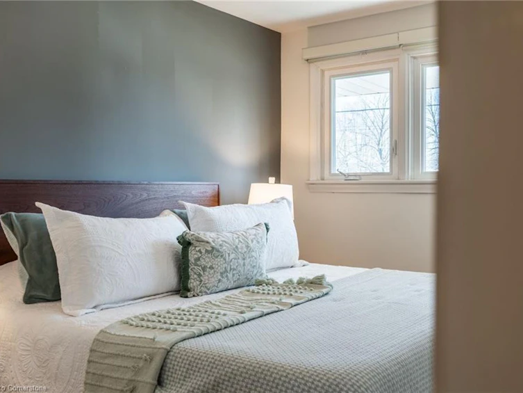 26 Mcmaster Avenue, Hamilton, ON, L9H 4M7 - 26