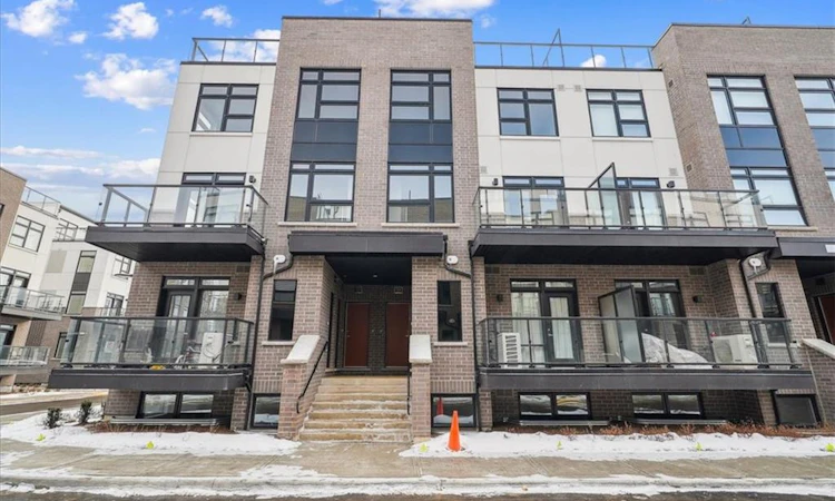 105-1593 Rose Way