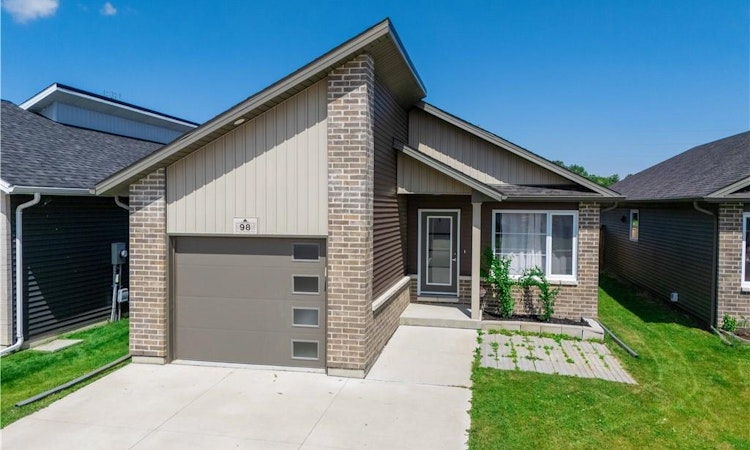 98 Moonstone Crescent