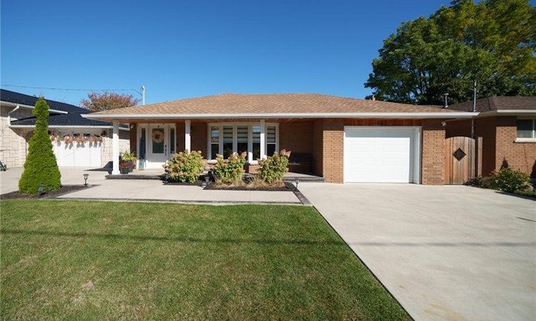 662 Mohawk Road W