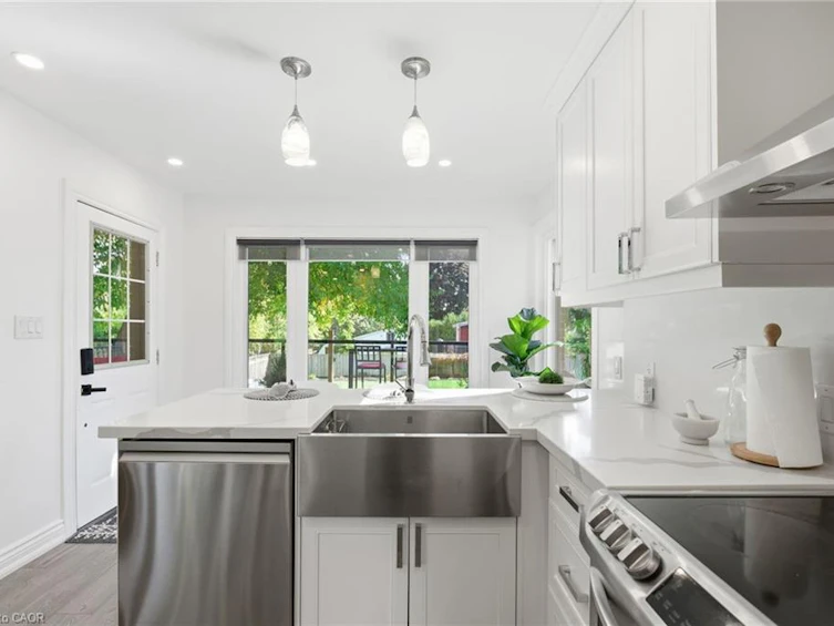 424 Plains Road W, Burlington, ON, L7T 1G9 - 11