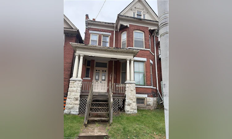 105 Wellington Street S
