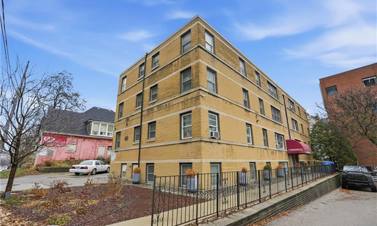 9-4 Robinson Street