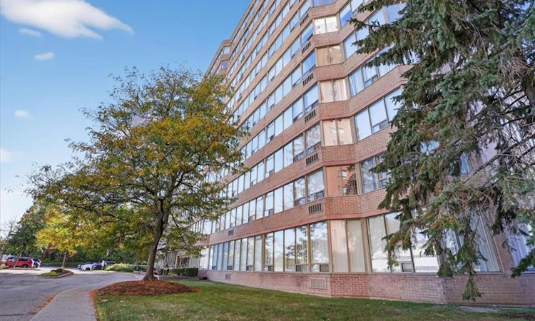 506-3227 King Street E