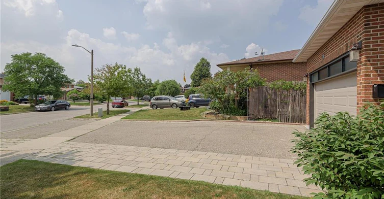 3 Pottery Crescent, Brampton, ON, L6S 3S2 - 2