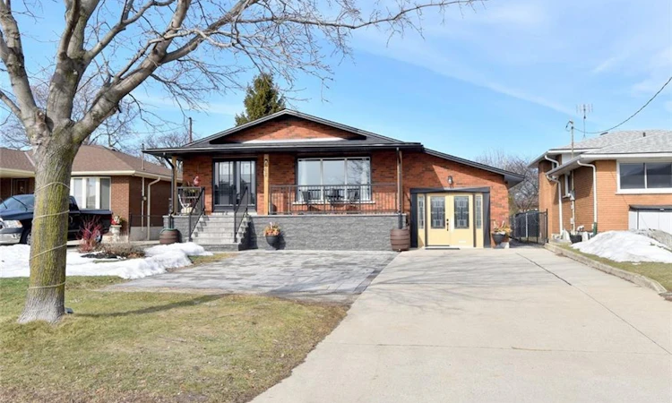 682 Mohawk Road W