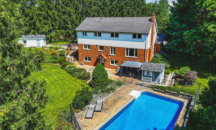 6 Iris Court