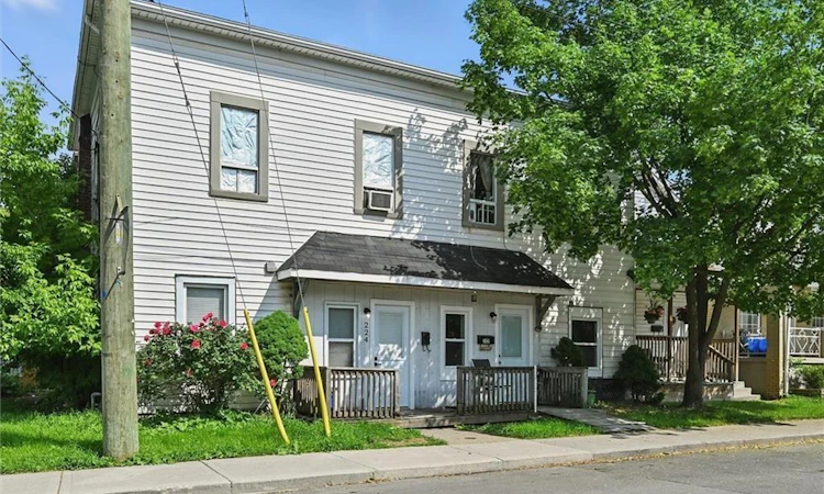 224 Rosslyn Avenue N