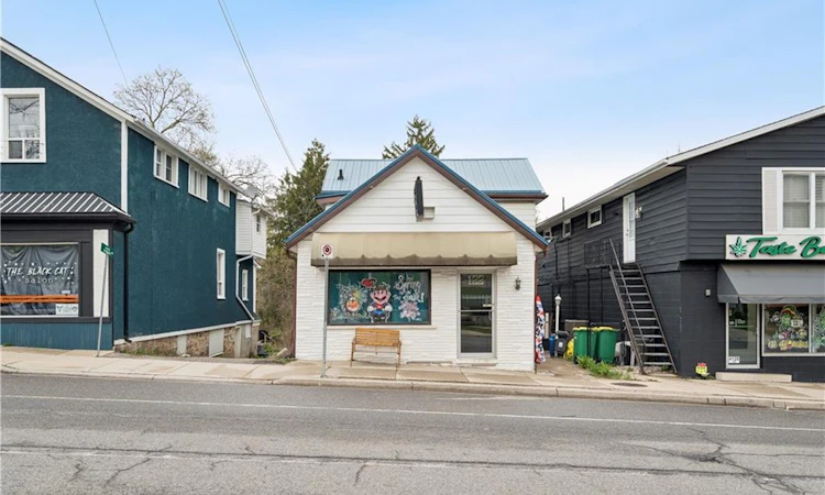 122 Main Street S