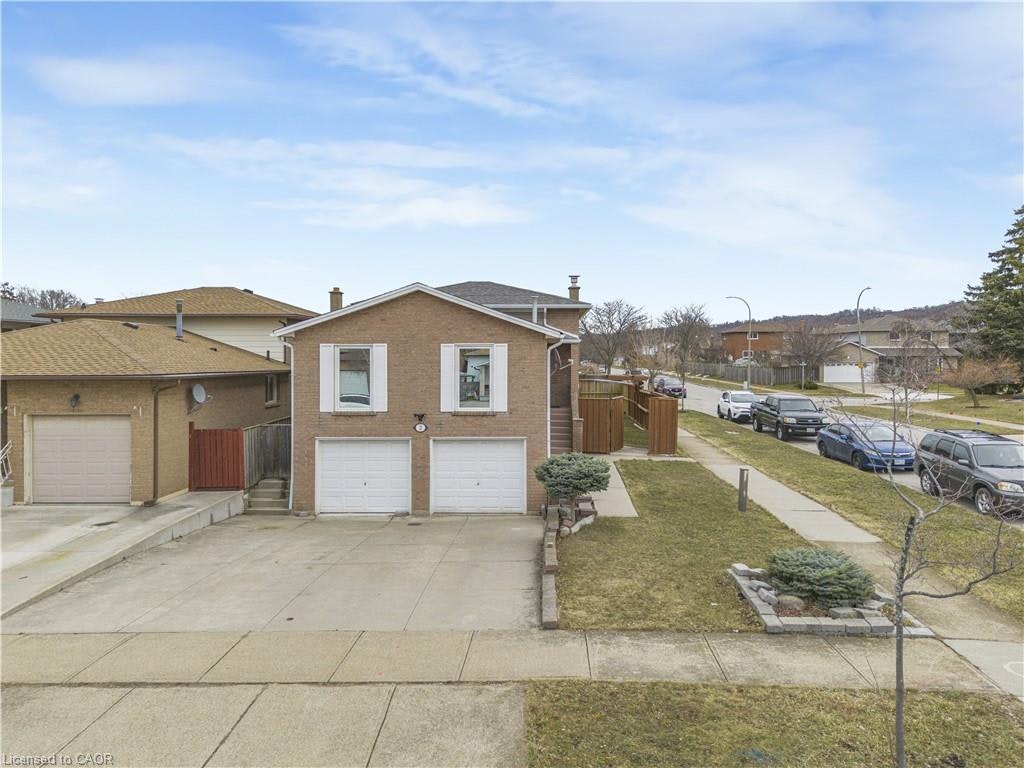 2 Envoy Boulevard, Hamilton, ON, L8G 4N1