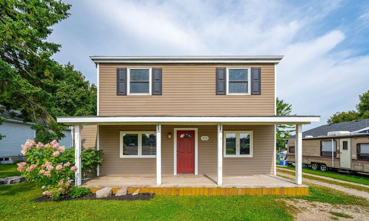 353 Wellington Street E