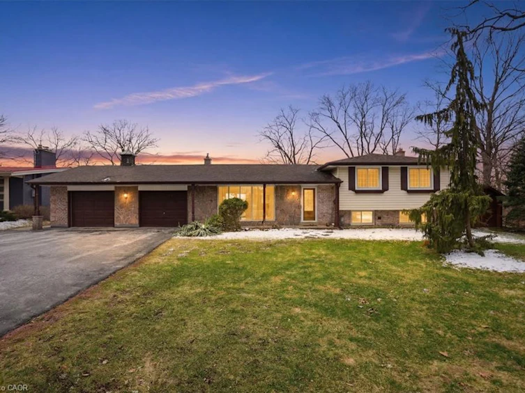 1 Thorncrest Boulevard, Hamilton, ON, L9H 7L1