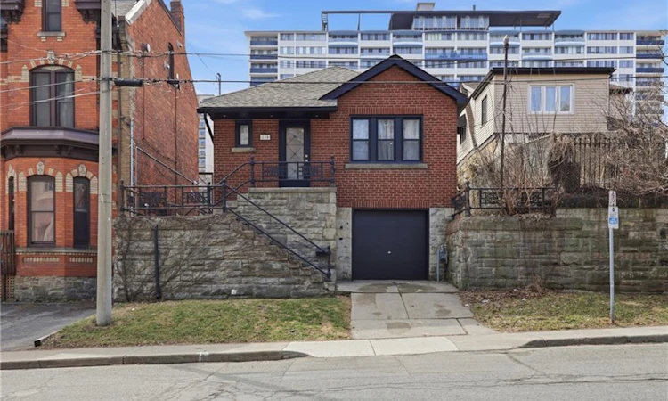 129 Jackson Street W