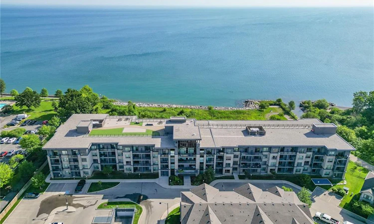 327-35 Southshore Crescent