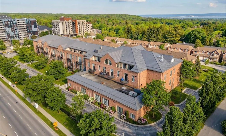 320-262 Dundas Street E