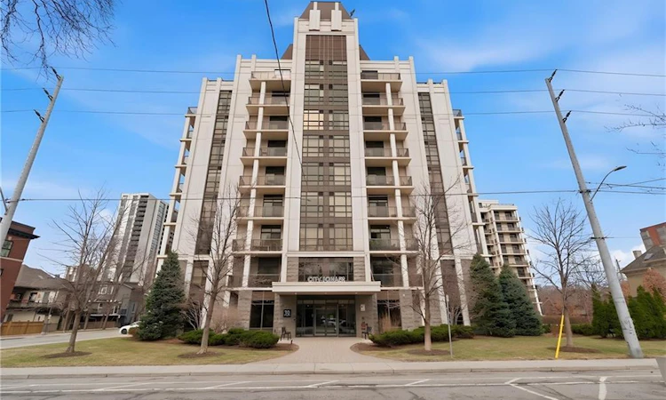 PH1-90 Charlton Avenue W