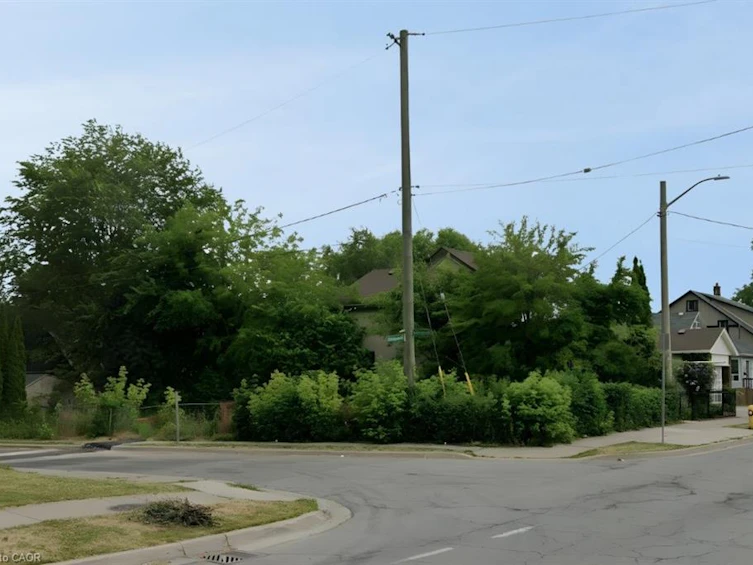 228 Queenston Street, St. Catharines, ON, L2P 2X1 - 4