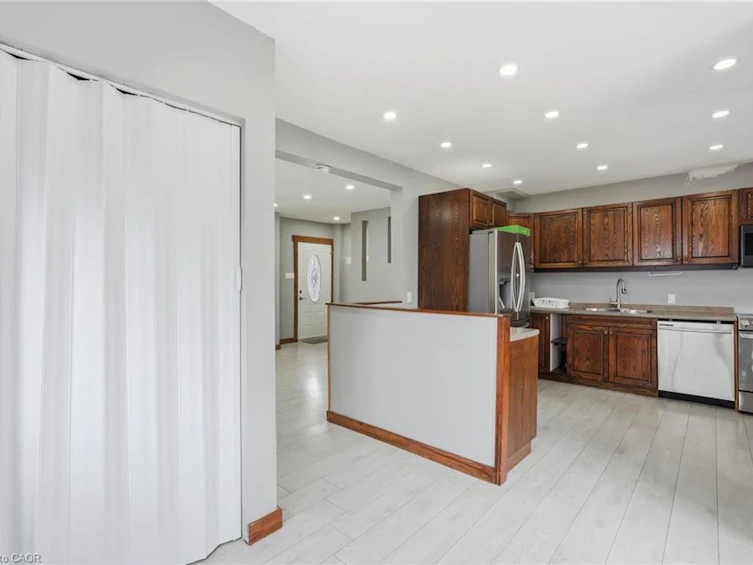 570 Cannon Street E, Hamilton, ON, L8L 2G4 - 11