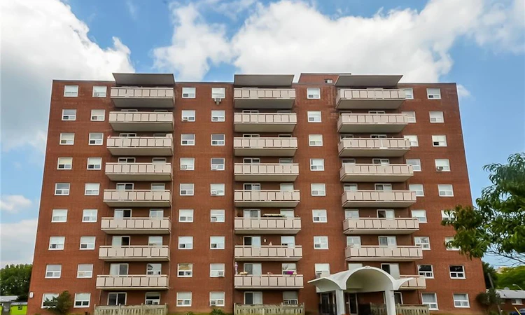 204-851 Queenston Road
