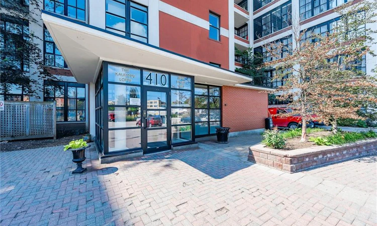 218-410 King Street W