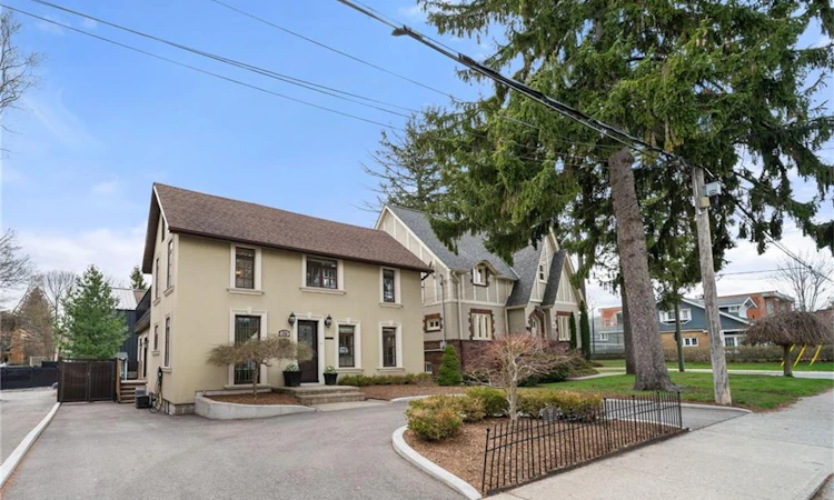36 Mississauga Road N