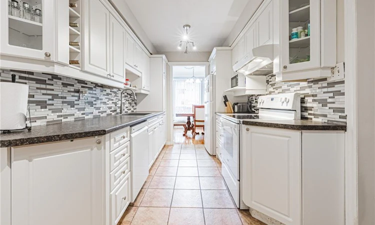 60-1576 Newlands Crescent