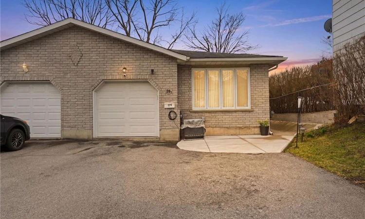 19B Dundas Street W