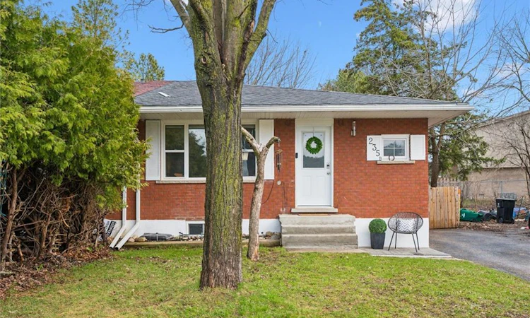 B-235 Cedarbrae Avenue