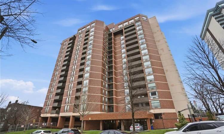 606-222 Jackson Street W