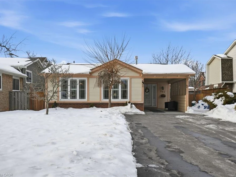 697 Lomond Crescent, Burlington, ON, L7L 2N8 - 2