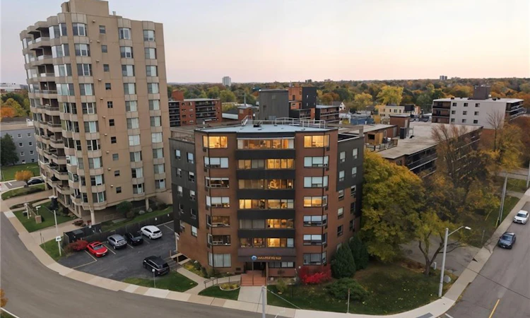 502-166 Mountain Park Avenue