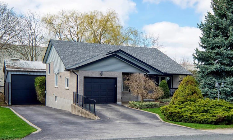 108 Queensway Drive