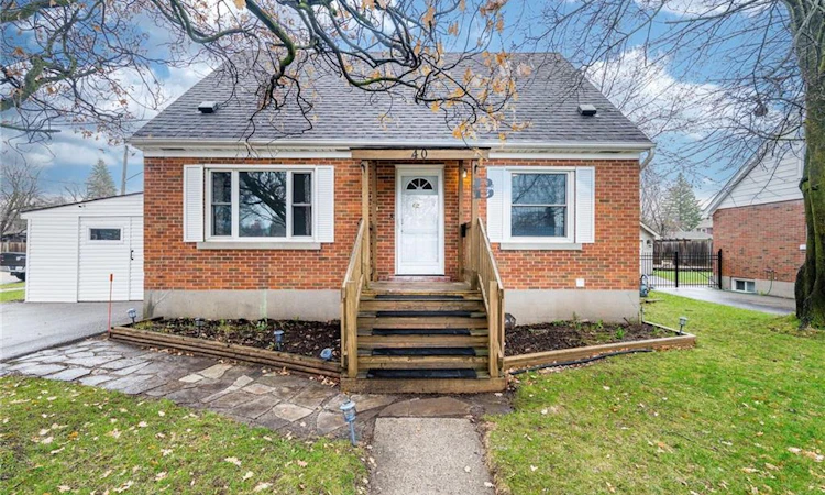 40 Ellis Crescent N