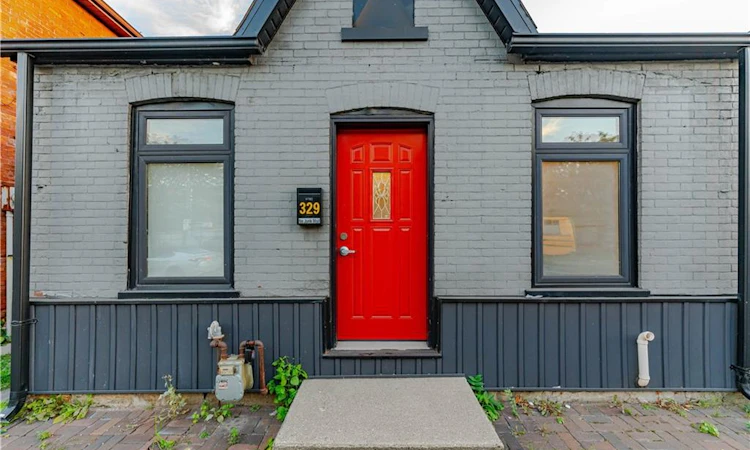 329 Main Street W