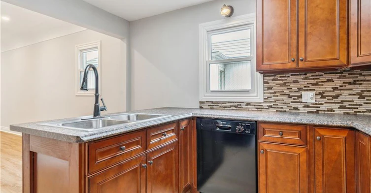 Upper-93 East 31st Street E, Hamilton, ON, L8V 3N9 - 3