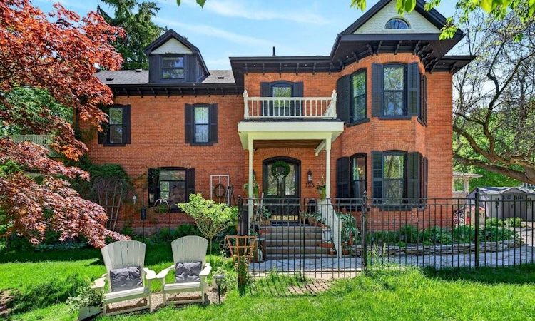123 Main Street W