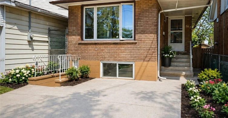 Main-307 Dunsmure Road, Hamilton, ON, L8L 1X1