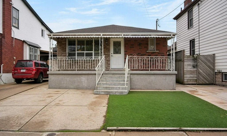 40 Mayflower Avenue