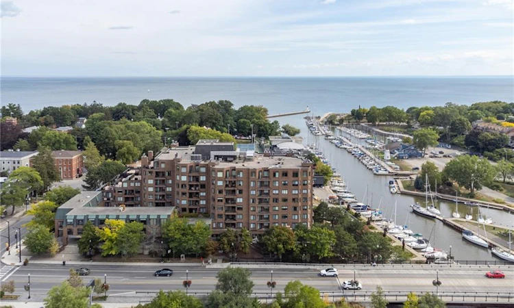 303-100 Lakeshore Road E