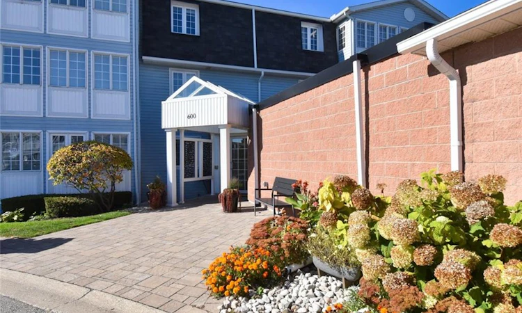 102-600 Silverbirch Boulevard