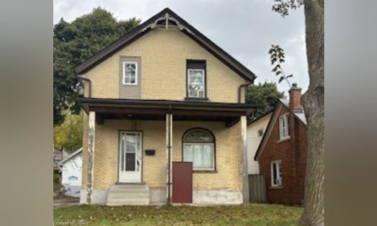 138 Courtland Avenue E