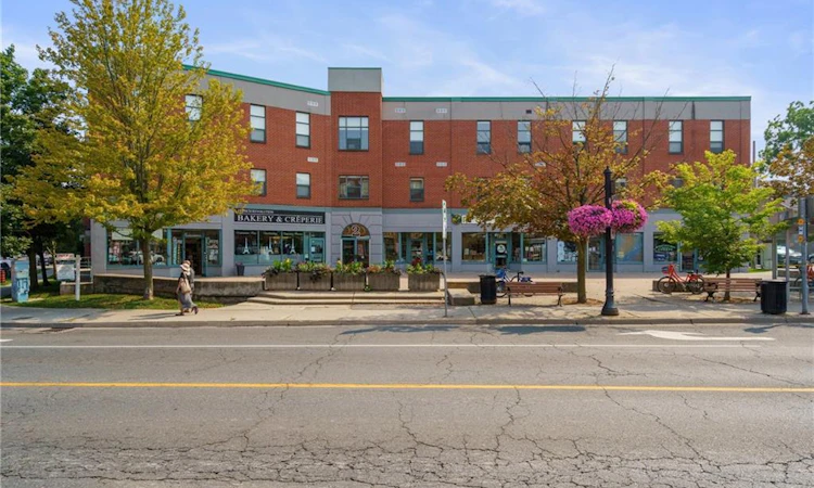 207-2 King Street W