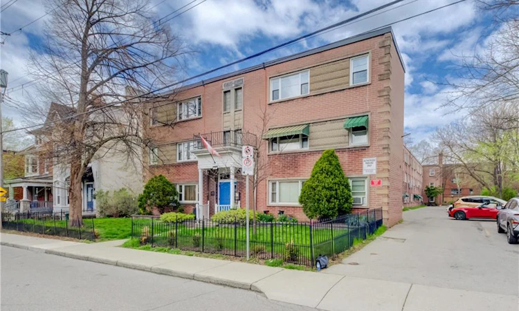 25-137 Emerald Street S