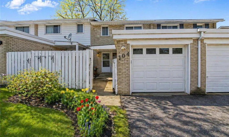 104 Ralgreen Crescent