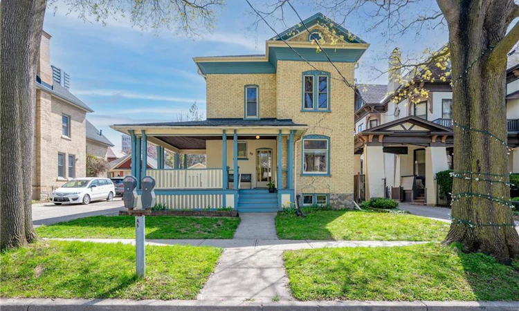 25 Ahrens Street W
