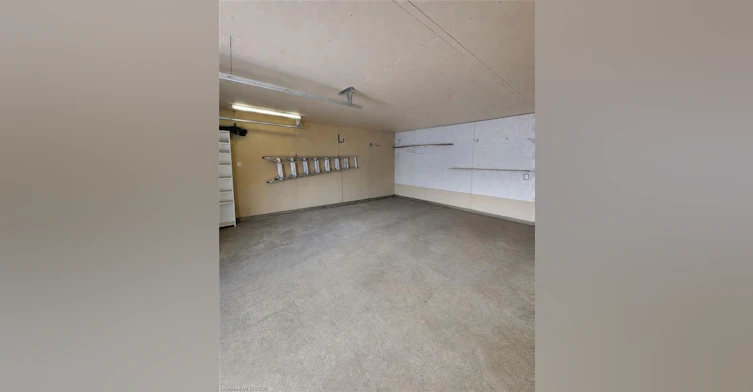 GARAGE-404 Nelson Street, Brantford, ON, N3S 4E8 - 2