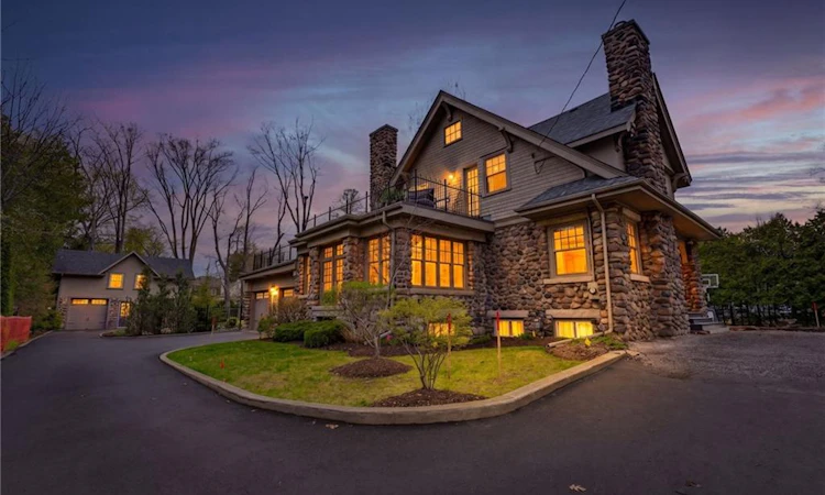 3083 Lakeshore Road